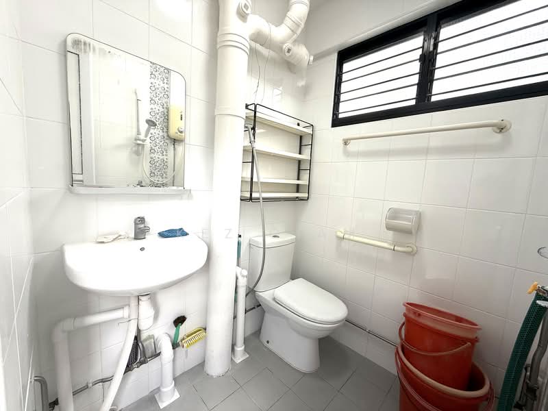 352 Hougang Avenue 7, 352 Hougang Avenue 7, 3 Bedrooms, 980 sqft, HDB Flat For Rent, by Kez Giam, 500088697 - Bathroom - PropertyGuru.com.sg
