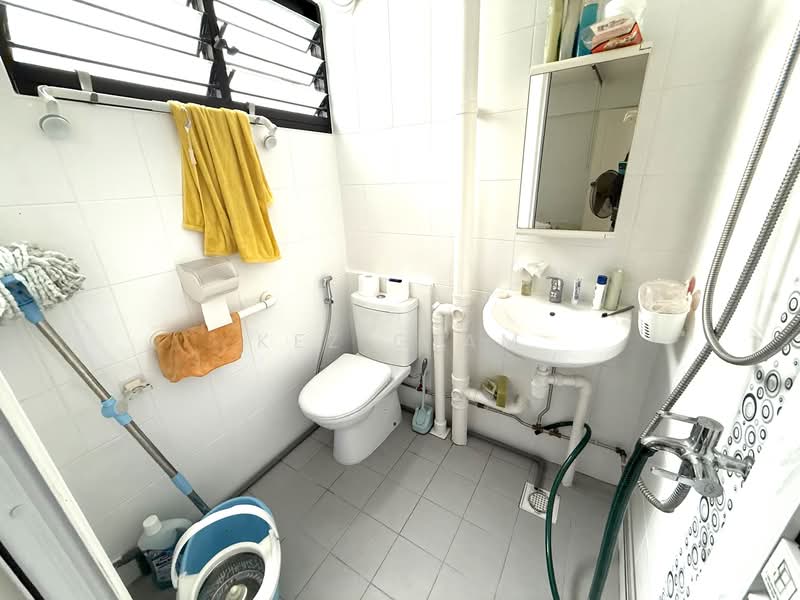 352 Hougang Avenue 7, 352 Hougang Avenue 7, 3 Bedrooms, 980 sqft, HDB Flat For Rent, by Kez Giam, 500088697 - Bathroom - PropertyGuru.com.sg