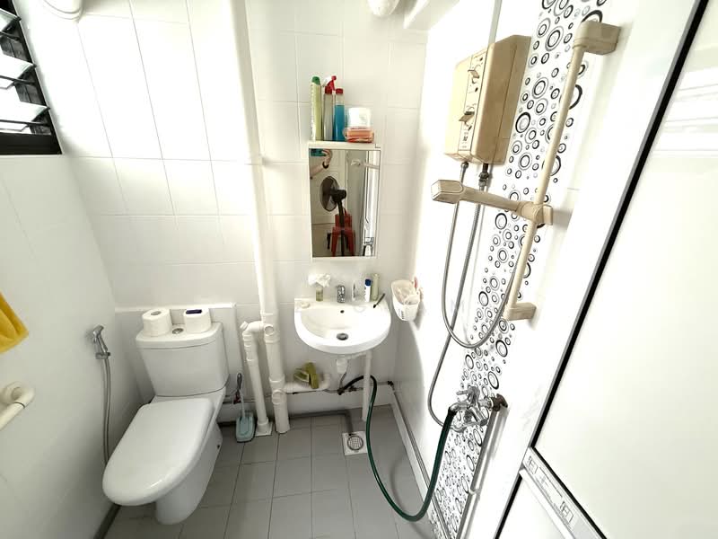 352 Hougang Avenue 7, 352 Hougang Avenue 7, 3 Bedrooms, 980 sqft, HDB Flat For Rent, by Kez Giam, 500088697 - Bathroom - PropertyGuru.com.sg