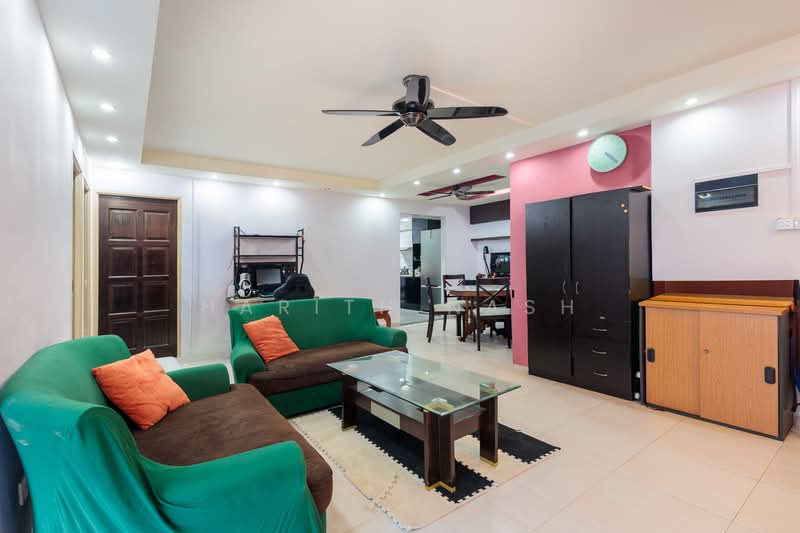 501B Wellington Circle HDB Flat For Sale at S$ 590,000 | PropertyGuru Singapore - Living Room