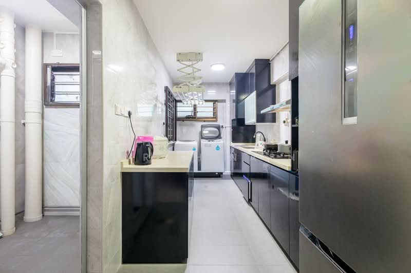 501B Wellington Circle HDB Flat For Sale at S$ 590,000 | PropertyGuru Singapore - Kitchen