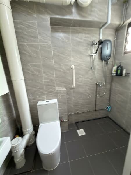 427 Serangoon Central, 427 Serangoon Central, 3 Bedrooms, 1,130 sqft, HDB Flat For Rent, by Celine Tan, 500088778 - Bathroom - PropertyGuru.com.sg