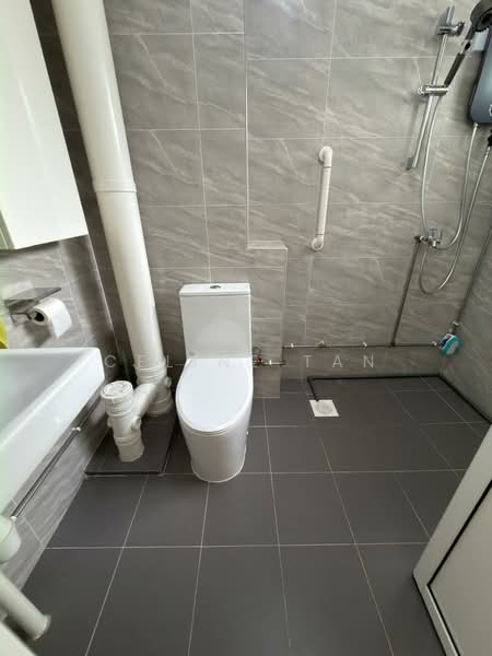 427 Serangoon Central, 427 Serangoon Central, 3 Bedrooms, 1,130 sqft, HDB Flat For Rent, by Celine Tan, 500088778 - Bathroom - PropertyGuru.com.sg