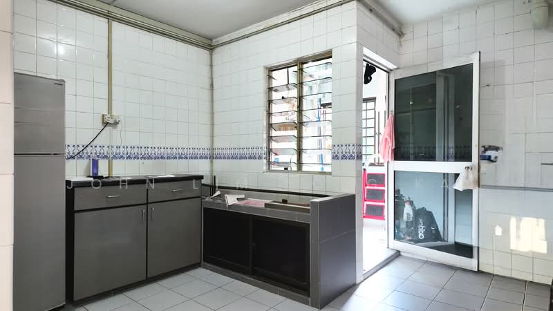 842C Tampines Street 82 HDB Flat For Sale at S$ 699,000 | PropertyGuru Singapore - Kitchen