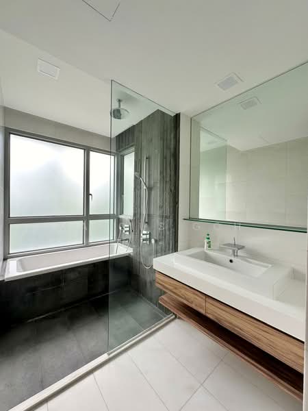 Horizon Residences Condominium For Sale at S$ 2,000,000 | PropertyGuru Singapore - Bathroom