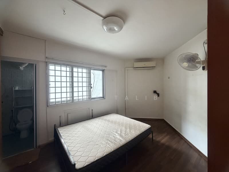 261 Tampines Street 21 HDB Flat For Sale at S$ 500,000 | PropertyGuru Singapore - Bedroom