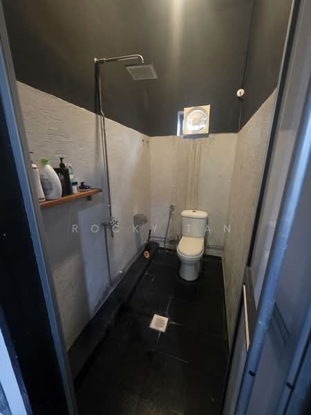 Tanjong Katong Road, Tanjong Katong Road, Room Rental, 300 sqft, Walk-up Apartment For Rent, by Rocky Tan, 500088802 - Bathroom with shower - PropertyGuru.com.sg
