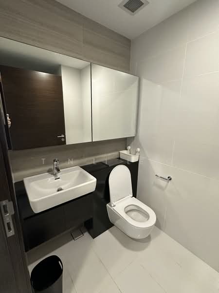 Eon Shenton, 70 Shenton Way, 2 Bedrooms, 689 sqft, Condominium For Rent, by Tan Li Leng, 500088850 - Bathroom - PropertyGuru.com.sg