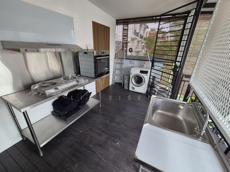 Begonia Drive 2nd Level Rental For Family!, Begonia Drive, Yio Chu Kang Road,Seletar Road, Greenwich,Ang Mo Kio, Sengkang West, 4 Bedrooms, 2,444 sqft, Semi-Detached House For Rent, by Lin Yisen, 500088900 - Kitchen + Yard - PropertyGuru.com.sg