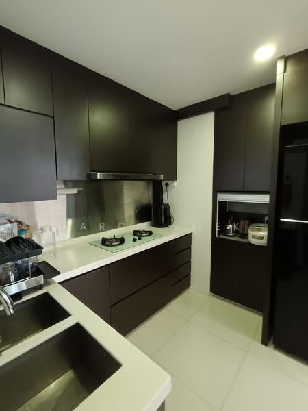 272B Sengkang Central HDB Flat For Sale at S$ 820,000 | PropertyGuru Singapore - Kitchen