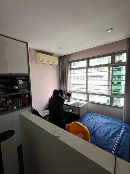 272B Sengkang Central HDB Flat For Sale at S$ 820,000 | PropertyGuru Singapore - Bedroom 2