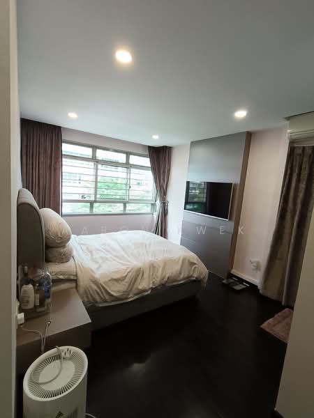 272B Sengkang Central HDB Flat For Sale at S$ 820,000 | PropertyGuru Singapore - Master bedroom