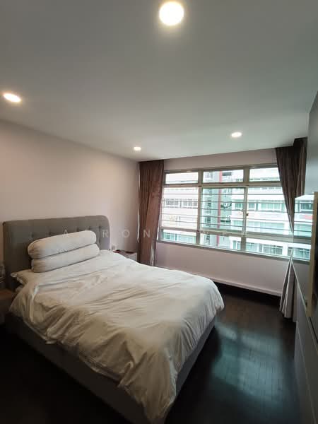 272B Sengkang Central HDB Flat For Sale at S$ 820,000 | PropertyGuru Singapore - Master bedroom