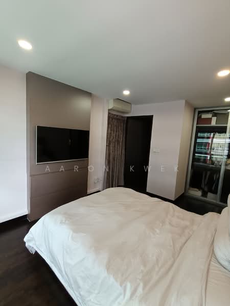 272B Sengkang Central HDB Flat For Sale at S$ 820,000 | PropertyGuru Singapore - Master bedroom