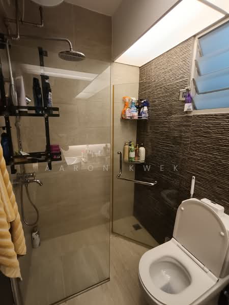 272B Sengkang Central HDB Flat For Sale at S$ 820,000 | PropertyGuru Singapore - Bathroom
