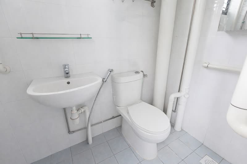 110 Yishun Ring Road HDB Flat For Sale at S$ 428,888 | PropertyGuru Singapore - Bathroom