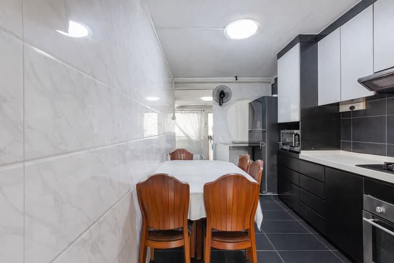 110 Yishun Ring Road HDB Flat For Sale at S$ 428,888 | PropertyGuru Singapore - Kitchen