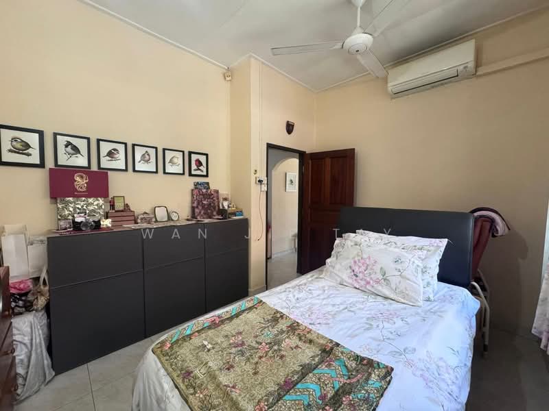 999 yrs Single Storey Corner Terrace Regular Land Plot @ Serangoon Gardens Corner Terrace For Sale at S$ 4,900,000 | PropertyGuru Singapore - Bedroom