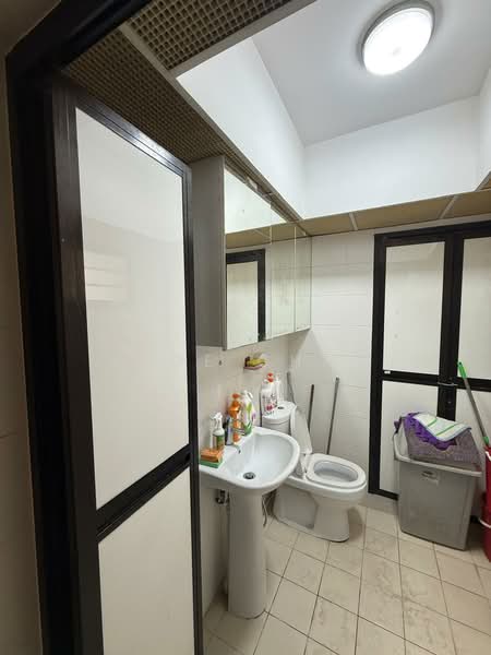 499B Tampines Avenue 9 HDB Flat For Sale at S$ 398,000 | PropertyGuru Singapore - Bathroom