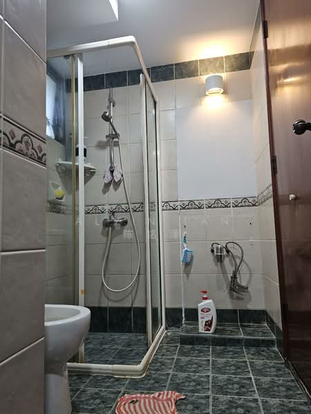 Aquarius By The Park Condominium For Sale at S$ 1,880,000 | PropertyGuru Singapore - Bathroom