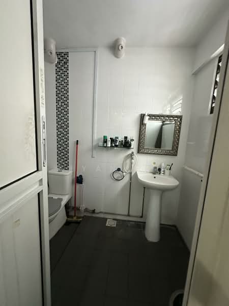 175 Yishun Avenue 7 HDB Flat For Sale at S$ 590,000 | PropertyGuru Singapore - Bathroom