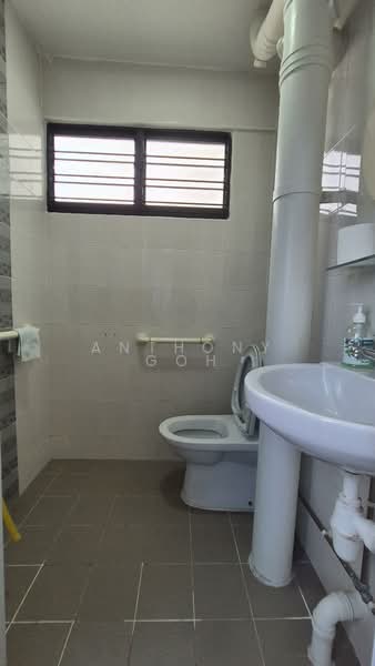 222 Serangoon Avenue 4, 222 Serangoon Avenue 4, 2 Bedrooms, 721 sqft, HDB Flat For Rent, by Anthony Goh, 500089009 - Bathroom - PropertyGuru.com.sg