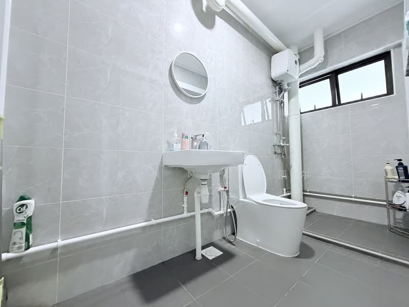 714 Jurong West Street 71 HDB Flat For Sale at S$ 830,000 | PropertyGuru Singapore - Bathroom