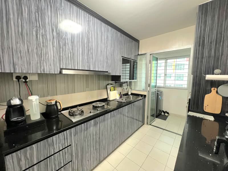 55 Teban Gardens Road HDB Flat For Sale at S$ 680,000 | PropertyGuru Singapore - Kitchen