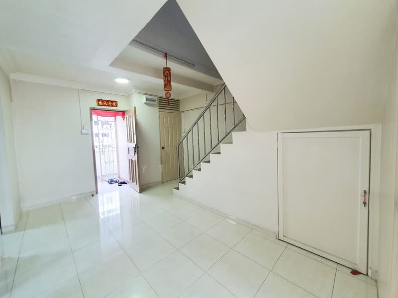 230 Hougang Avenue 1 HDB Flat For Sale at S$ 1,288,000 | PropertyGuru Singapore - Entrance