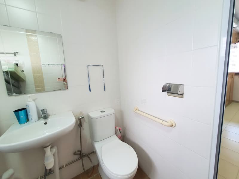 230 Hougang Avenue 1 HDB Flat For Sale at S$ 1,288,000 | PropertyGuru Singapore - Bathroom