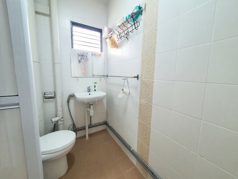 230 Hougang Avenue 1 HDB Flat For Sale at S$ 1,288,000 | PropertyGuru Singapore - Bathroom