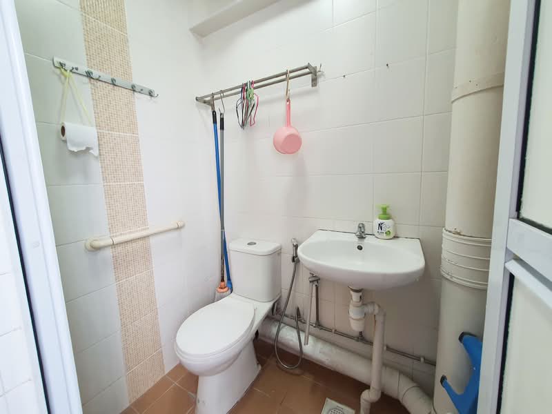 230 Hougang Avenue 1 HDB Flat For Sale at S$ 1,288,000 | PropertyGuru Singapore - Bathroom