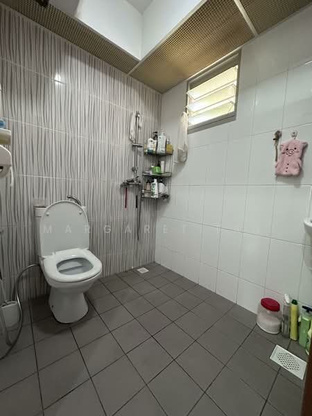 494J  Tampines Street 45 HDB Flat For Sale at S$ 850,000 | PropertyGuru Singapore - Bathroom