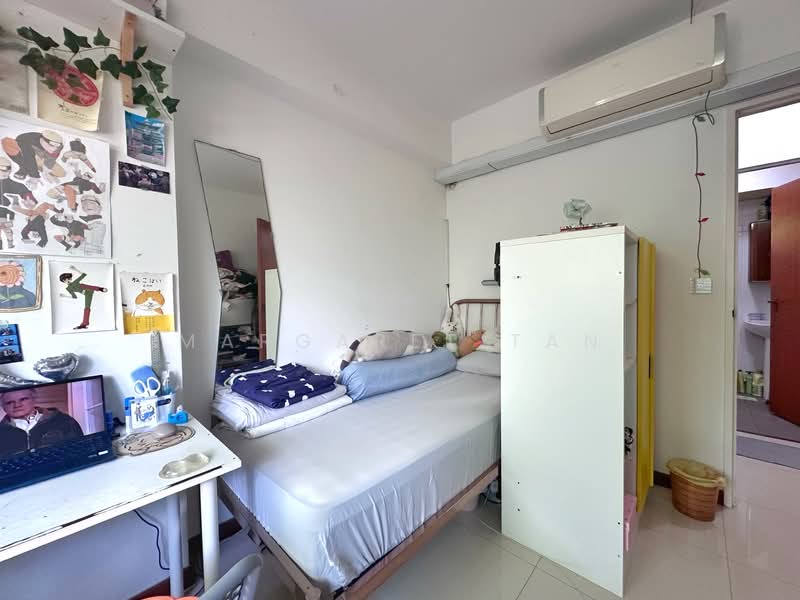 494J  Tampines Street 45 HDB Flat For Sale at S$ 850,000 | PropertyGuru Singapore - Bedroom