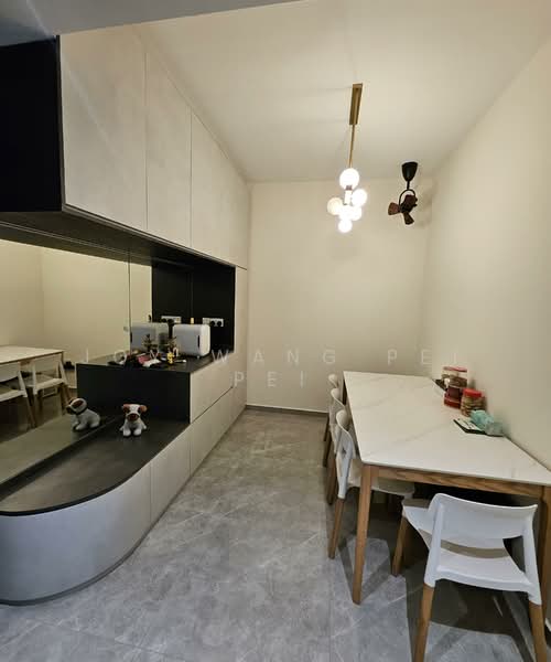 Mayfair Gardens Condominium For Sale at S$ 1,999,000 | PropertyGuru Singapore - Dining Room