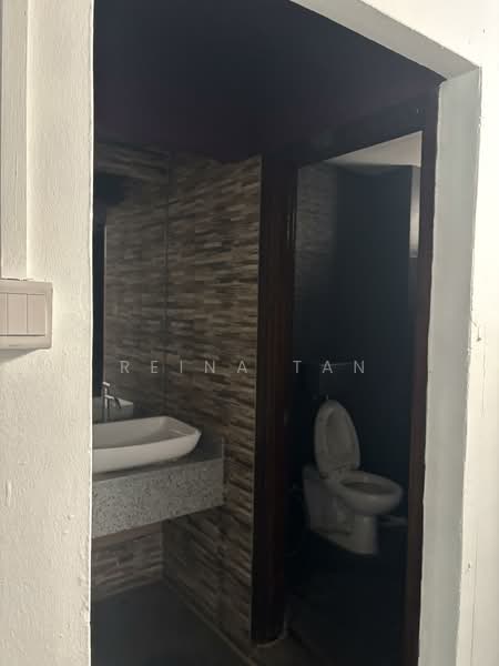BOAT QUAY CONSERVATION AREA, 63 Boat Quay, 1,346 sqft, Shop / Shophouse For Rent, by Reina Tan, 500089122 - Bathroom - CommercialGuru.com.sg