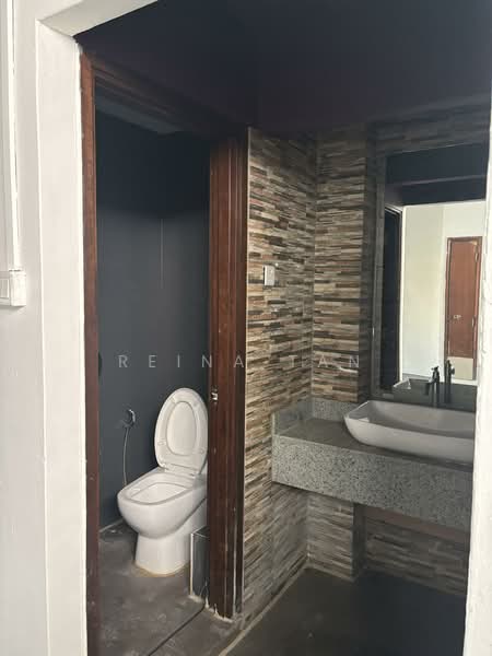 BOAT QUAY CONSERVATION AREA, 63 Boat Quay, 1,346 sqft, Shop / Shophouse For Rent, by Reina Tan, 500089122 - Bathroom - CommercialGuru.com.sg
