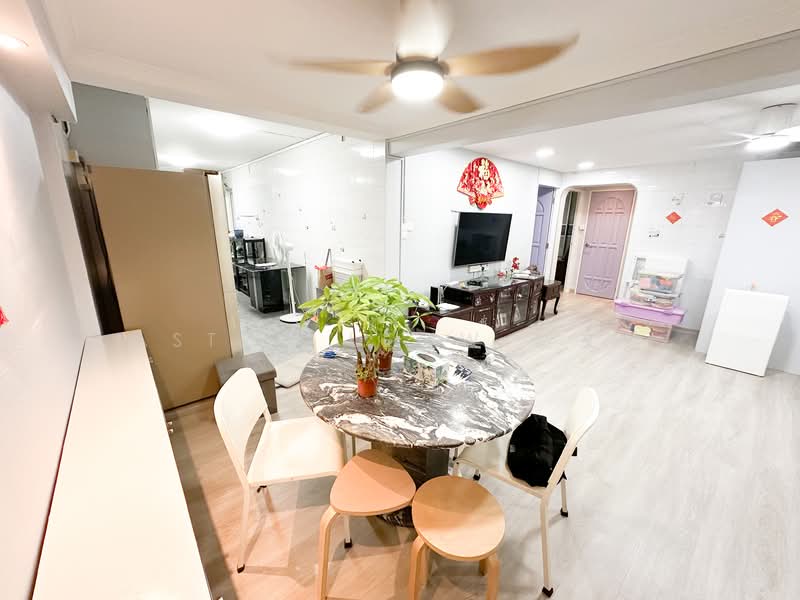 607 Yishun Street 61, 607 Yishun Street 61, 3 Bedrooms, 1,108 sqft, HDB Flat For Rent, by Astro Leow 黎文达, 500089127 - Living Room - PropertyGuru.com.sg