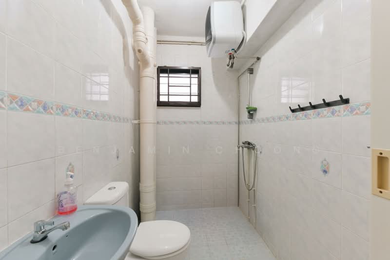 Cheap, 5-room, Corner unit in Ang Mo Kio, , 3 Bedrooms, 1,184 sqft, HDB Flat For Sale, by Benjamin Choong, 500089146 - Bathroom - PropertyGuru.com.sg