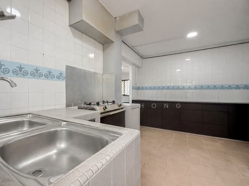 714 Jurong West Street 71 HDB Flat For Sale at S$ 830,000 | PropertyGuru Singapore - Kitchen