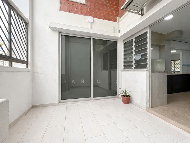 714 Jurong West Street 71 HDB Flat For Sale at S$ 830,000 | PropertyGuru Singapore - Balcony
