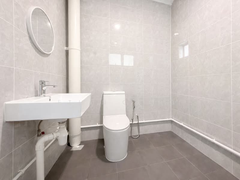 714 Jurong West Street 71 HDB Flat For Sale at S$ 830,000 | PropertyGuru Singapore - Bathroom