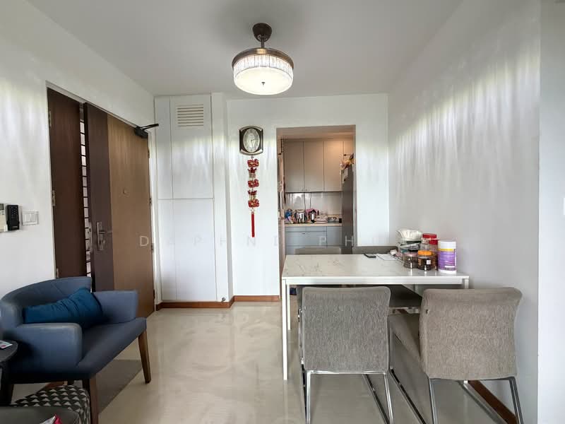 Spacioius dining area can fit 4-10 pax