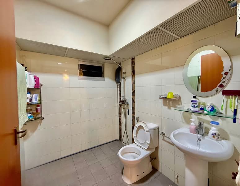 428B Yishun Avenue 11 HDB Flat For Sale at S$ 698,000 | PropertyGuru Singapore - Common Bathroom Current Condition 