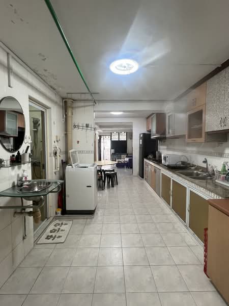 154 Mei Ling Street HDB Flat For Sale at S$ 429,000 | PropertyGuru Singapore - Kitchen