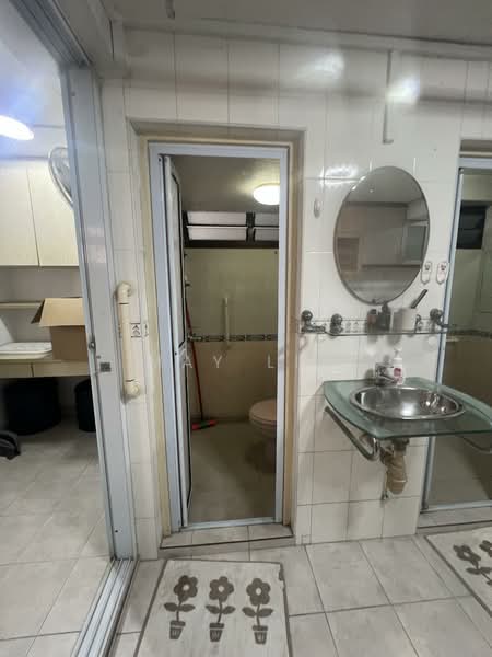154 Mei Ling Street HDB Flat For Sale at S$ 429,000 | PropertyGuru Singapore - Bathroom