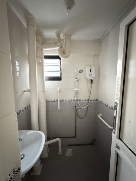 535 Upper Cross Street HDB Flat For Sale at S$ 600,000 | PropertyGuru Singapore - Bathroom