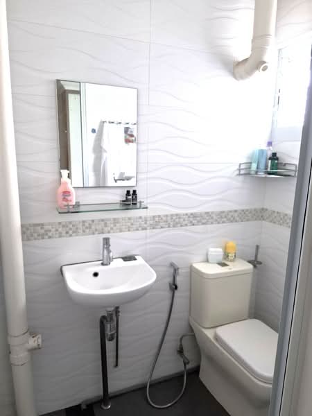 535 Ang Mo Kio Avenue 5 HDB Flat For Sale at S$ 525,000 | PropertyGuru Singapore - Bathroom
