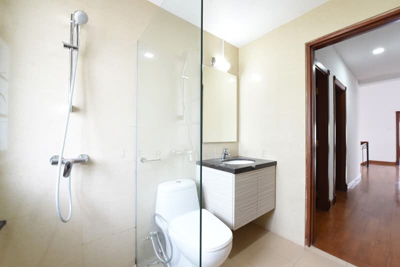 Gentle Villas, 71 Gentle Drive, 5 Bedrooms, 3,683 sqft, Semi-Detached House For Rent, by Jeron Lee, 500089225 - Bathroom - PropertyGuru.com.sg