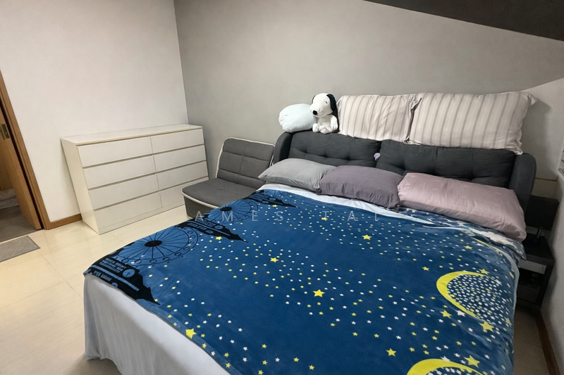 461D Bukit Batok West Avenue 8 HDB Flat For Sale at S$ 828,000 | PropertyGuru Singapore - Bedroom